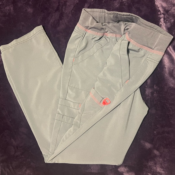 CARHARTT | Grey & Pink Scrub Set - Picture 11 of 15